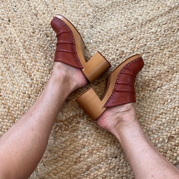 Free People Swedish Hasbeens Cognac NWT Wrinkle Slip In Nature Clog LOVE 🌈❤️ - Picture 3 of 16